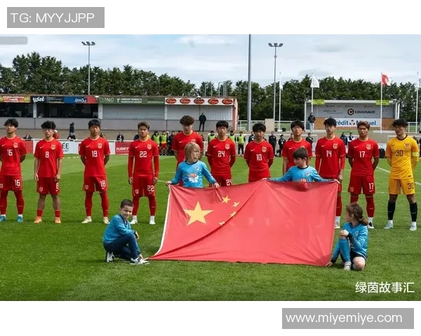 杭州迎来足球巨星助阵本地联赛引发球迷热烈关注