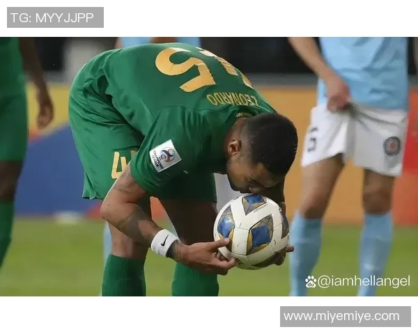 足球明星因不当行为遭重罚115万元引发广泛关注和讨论