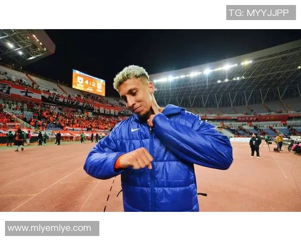 足球明星太太的魅力瞬间展现她们的时尚与风采