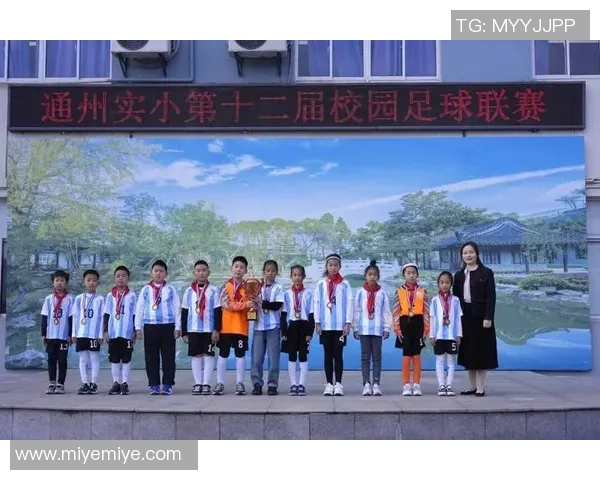 追忆童年时光中的足球英雄与梦想的交织 追忆童年时光中的足球英雄与梦想的交织