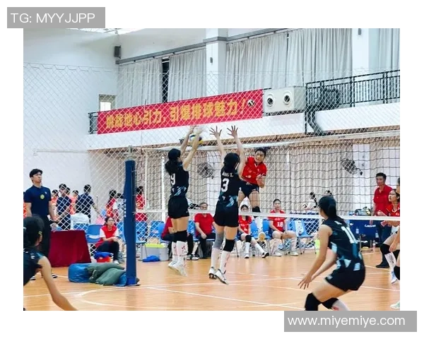 深圳排球队的默契配合揭秘：排球场上的团队精神与战术分析